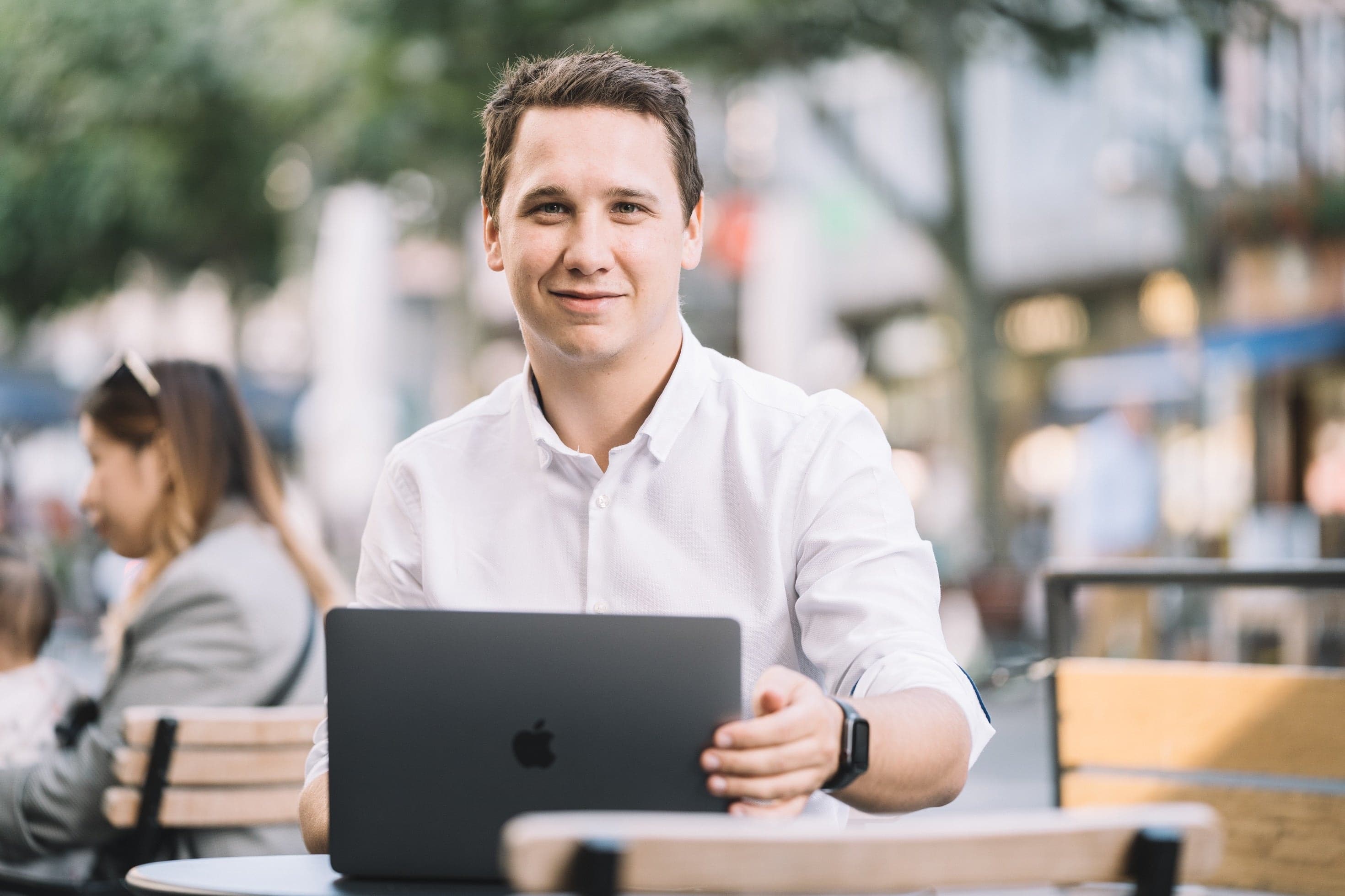 Kai Nottrodt mit Macbook im Café